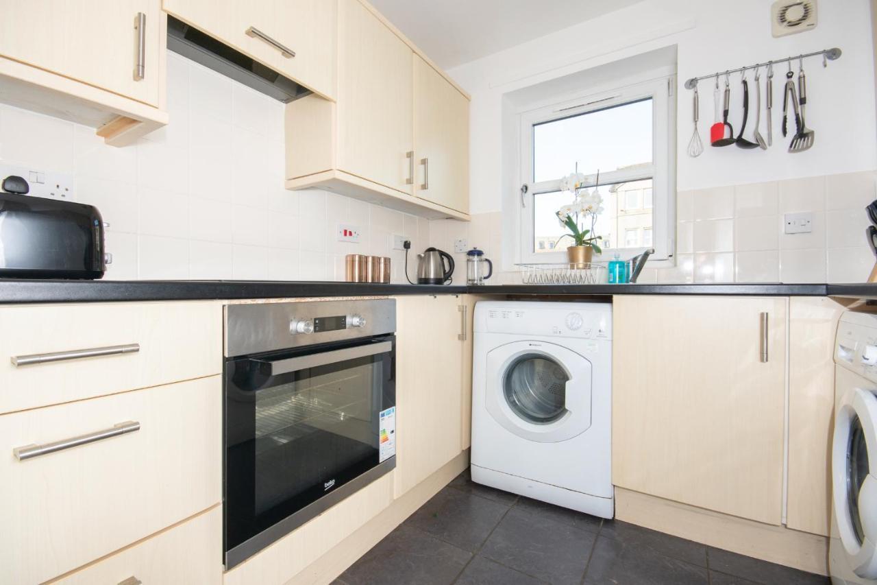 Dwellcome Home Ltd 2 Bedroom King & Double Central Apartment, Free Allocated Barrier Secured Parking Space At Rear Entrance & Fast Wifi, Ideal For Long Term Contractor, Corporate, Etc Stays, Regular Housekeeping Option - See Our Site For Assurance Aberdeen Dış mekan fotoğraf