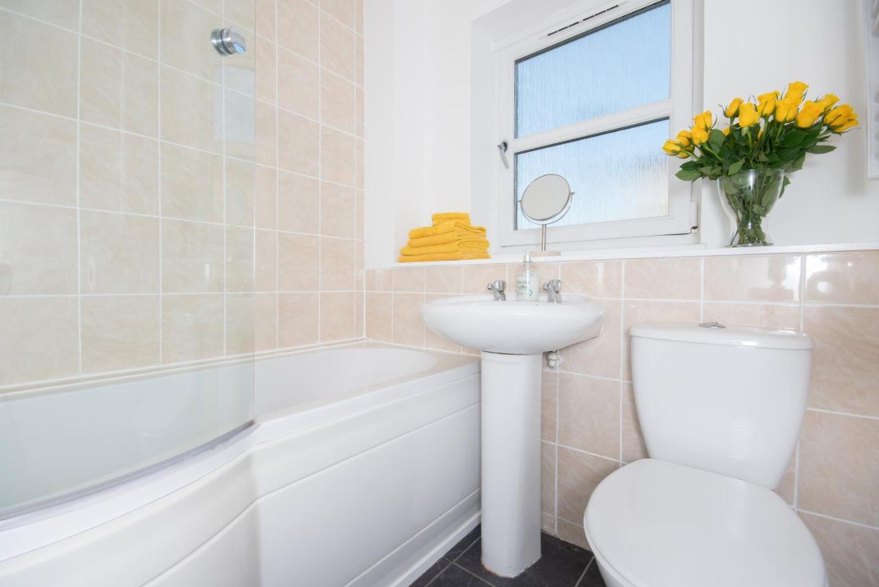 Dwellcome Home Ltd 2 Bedroom King & Double Central Apartment, Free Allocated Barrier Secured Parking Space At Rear Entrance & Fast Wifi, Ideal For Long Term Contractor, Corporate, Etc Stays, Regular Housekeeping Option - See Our Site For Assurance Aberdeen Dış mekan fotoğraf