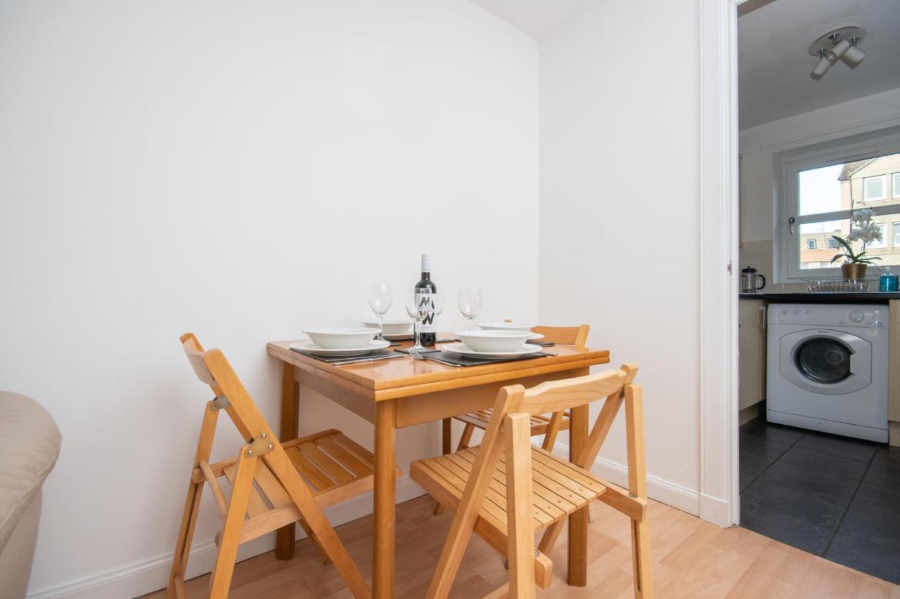 Dwellcome Home Ltd 2 Bedroom King & Double Central Apartment, Free Allocated Barrier Secured Parking Space At Rear Entrance & Fast Wifi, Ideal For Long Term Contractor, Corporate, Etc Stays, Regular Housekeeping Option - See Our Site For Assurance Aberdeen Dış mekan fotoğraf