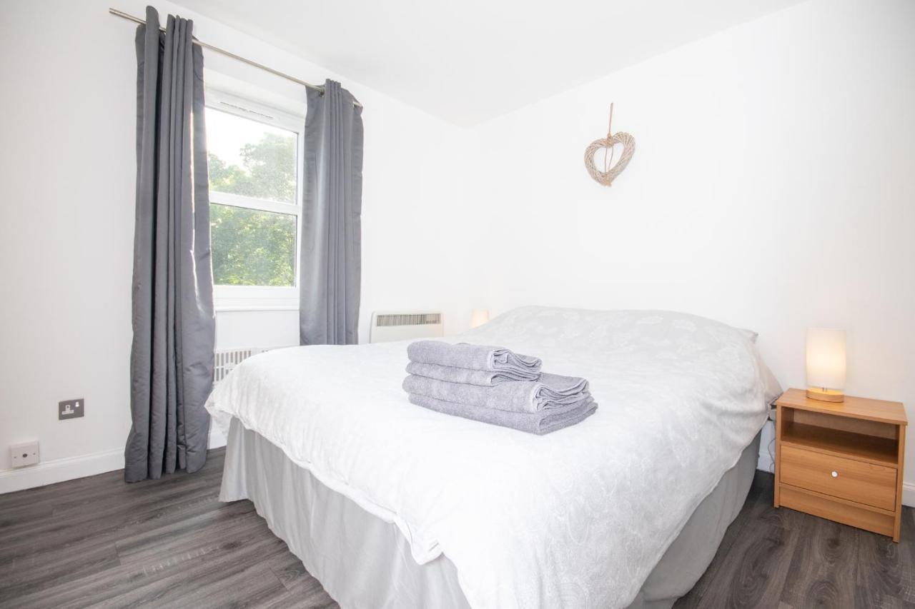 Dwellcome Home Ltd 2 Bedroom King & Double Central Apartment, Free Allocated Barrier Secured Parking Space At Rear Entrance & Fast Wifi, Ideal For Long Term Contractor, Corporate, Etc Stays, Regular Housekeeping Option - See Our Site For Assurance Aberdeen Dış mekan fotoğraf