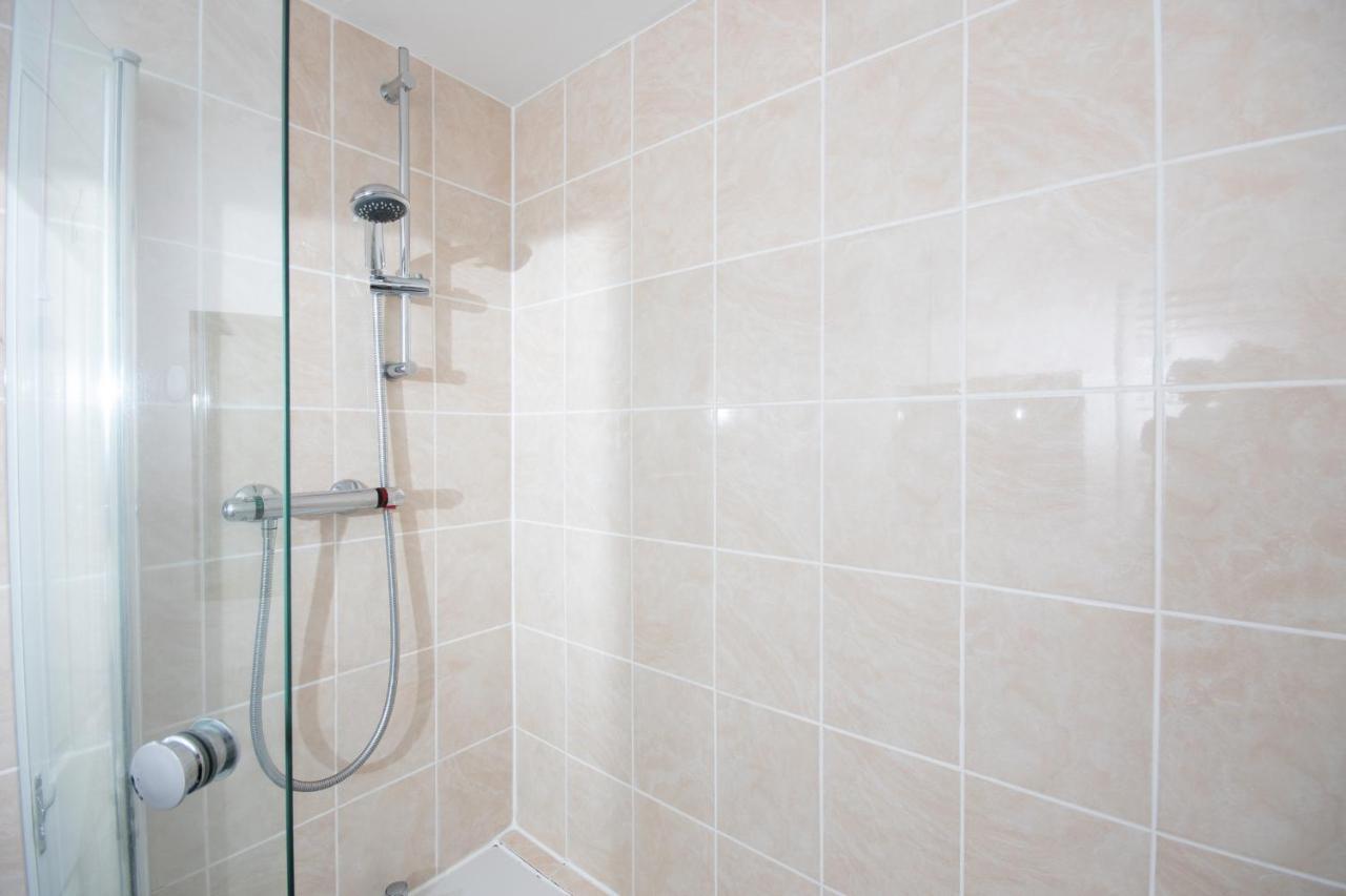 Dwellcome Home Ltd 2 Bedroom King & Double Central Apartment, Free Allocated Barrier Secured Parking Space At Rear Entrance & Fast Wifi, Ideal For Long Term Contractor, Corporate, Etc Stays, Regular Housekeeping Option - See Our Site For Assurance Aberdeen Dış mekan fotoğraf