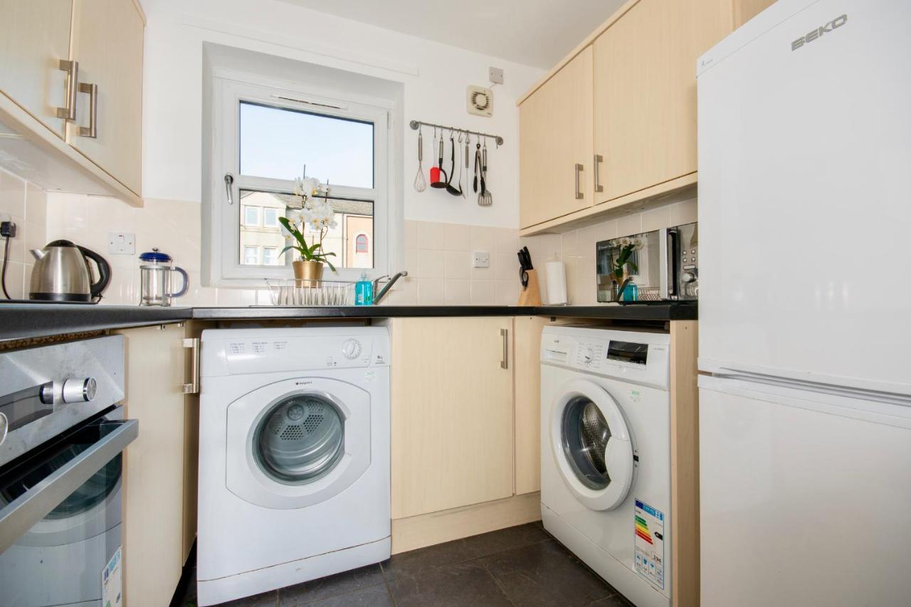 Dwellcome Home Ltd 2 Bedroom King & Double Central Apartment, Free Allocated Barrier Secured Parking Space At Rear Entrance & Fast Wifi, Ideal For Long Term Contractor, Corporate, Etc Stays, Regular Housekeeping Option - See Our Site For Assurance Aberdeen Dış mekan fotoğraf